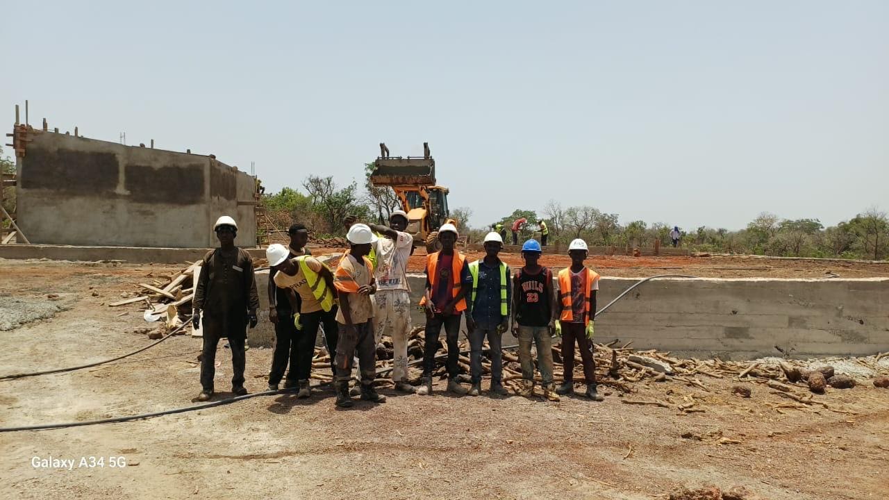 Équipe du chantier CADEX devant l'ouvrage