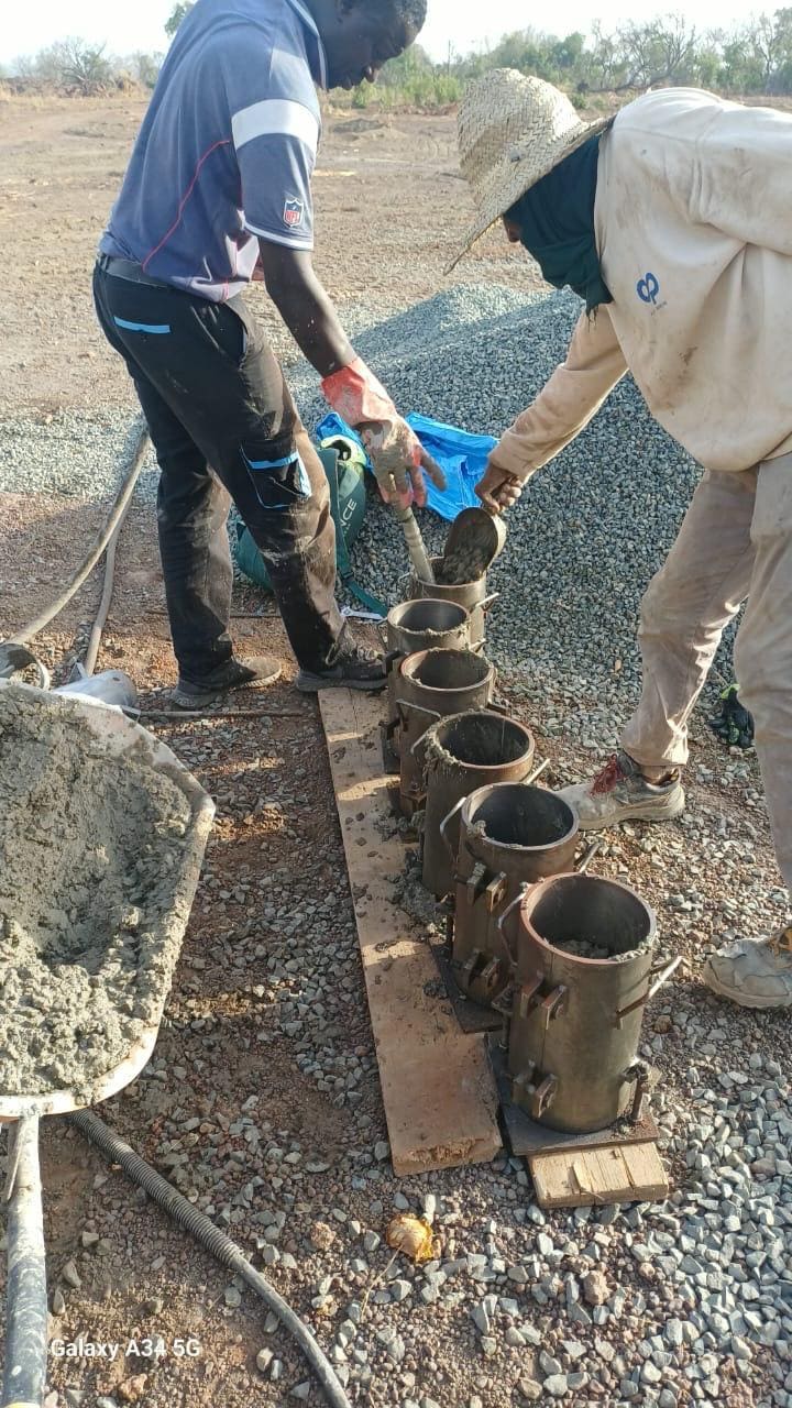 Remplissage des éprouvettes de béton sur le chantier CADEX